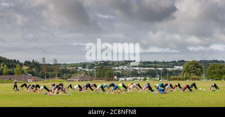 Cork, Cork, Irlande. 26 juillet 2020. Les participants qui ont participé à une collecte de fonds en plein air de yoga cours qui a été dirigé par Yoga Republic avec des recettes en aide à Dog action Welfare au Tramore Valley Park, Cork, Irlande. - crédit; David Creedon / Alamy Live News Banque D'Images