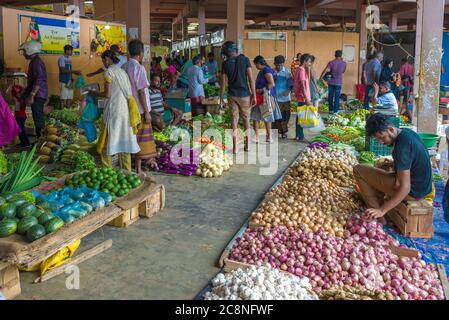 TRINCOMALEE, SRI LANKA - 11 FÉVRIER 2020 : sur le marché des légumes de la ville Banque D'Images