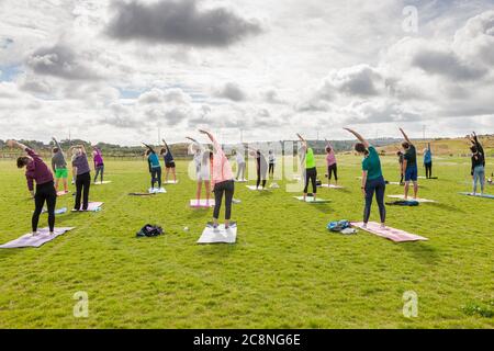 Cork, Cork, Irlande. 26 juillet 2020. Les participants qui ont participé à une collecte de fonds en plein air de yoga cours qui a été dirigé par Yoga Republic avec des recettes en aide à Dog action Welfare au Tramore Valley Park, Cork, Irlande. - crédit; David Creedon / Alamy Live News Banque D'Images