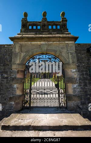 Porte d'entrée à Tissington Hall, Derbyshire, Angleterre. Une caractéristique dans ce beau village. Banque D'Images