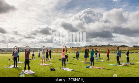 Cork, Cork, Irlande. 26 juillet 2020. Les participants qui ont participé à une collecte de fonds en plein air de yoga cours qui a été dirigé par Yoga Republic avec des recettes en aide à Dog action Welfare au Tramore Valley Park, Cork, Irlande. - crédit; David Creedon / Alamy Live News Banque D'Images