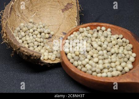 Grains de poivre blanc isolés sur fond noir Banque D'Images