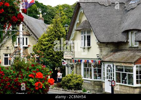 Shanklin, île de Wight, Royaume-Uni. 14 juillet 2020. Tourst queue sous la règle du coronavirus pour entrer dans le chalet de crayon dans le beau village de chaume de Shanklin. Banque D'Images