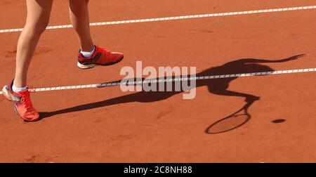 Versmold, Allemagne. 26 juillet 2020. Tennis: DTB German Pro Series, célibataires, femmes, finale ronde, match pour 3ème place, Ponomar (TC 1899 Blau-Weiss Berlin) contre Schunk (BASF TC Ludwigshafen). L'ombre de Lisa Ponomar tombe sur la cour en terre battue. Credit: Friso Gentsch/dpa/Alay Live News Banque D'Images