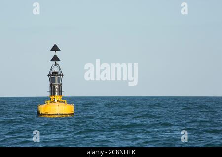 Une bouée cardinale nord au large de la côte sud de Devon. Devon Angleterre Royaume-Uni GB Banque D'Images