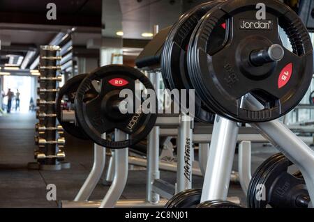 Jordan Weight plates on Life Fitness presse à l'épaule dans l'intérieur vide de la salle de sport Banque D'Images