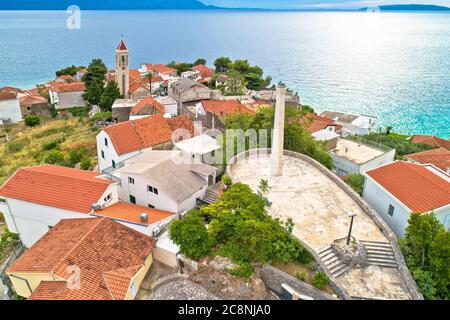 Village de Gradac sur la Riviera de Makarska vue aérienne sur le front de mer, région de Dalmatie en Croatie Banque D'Images