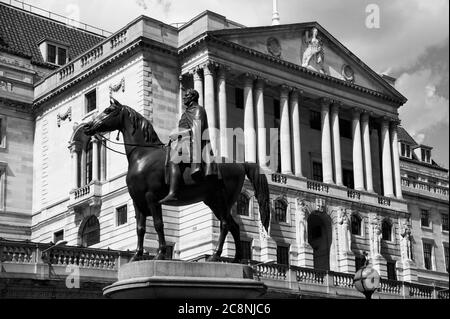 La Banque d'Angleterre, connue comme la Vieille Dame de Threadneadle Street Londres Angleterre Royaume-Uni avec une statue équestre du Duc de Wellington dans le f Banque D'Images