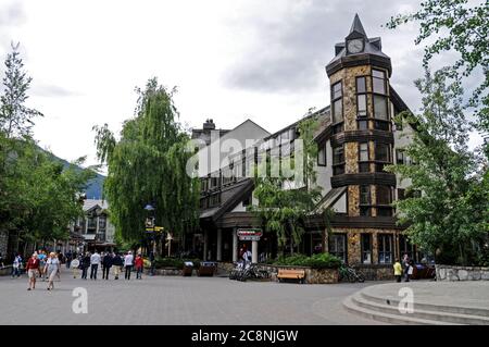 Mountain Square, dans le village de la station de ski de Whistler, en Colombie-Britannique, Canada Banque D'Images