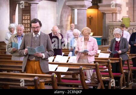 Membres de la congrégation pendant le premier service de baptême post-verrouillage dans l'église épiscopale écossaise de Magnus Hutchwaite, 11 mois, à St James la Grande église de Stonehaven. Banque D'Images