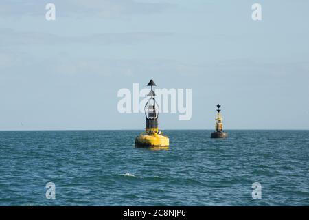 De gauche à droite : une bouée cardinale nord et une bouée cardinale sud au large de la côte sud de Devon. Devon Angleterre Royaume-Uni GB Banque D'Images