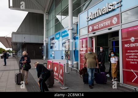 Les passagers voyageant de Malaga arrivent à l'aéroport de Birmingham, après avoir annoncé samedi que les vacanciers qui ne sont pas revenus d'Espagne et de ses îles à minuit seraient forcés de mettre en quarantaine pendant 14 jours après que les craintes de la deuxième vague de Covid-19 aient vu le pays européen se retirer de la liste de sécurité du Royaume-Uni. La décision a été prise après que l'Espagne ait enregistré plus de 900 cas Covid-19 frais par jour pendant deux jours consécutifs. Banque D'Images