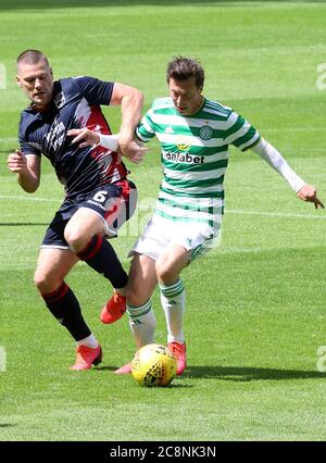 Iain Vigurs (à gauche) du comté de Ross et Callum McGregor du Celtic se battent pour le ballon lors du match amical d'avant-saison au Celtic Park, Glasgow. Banque D'Images