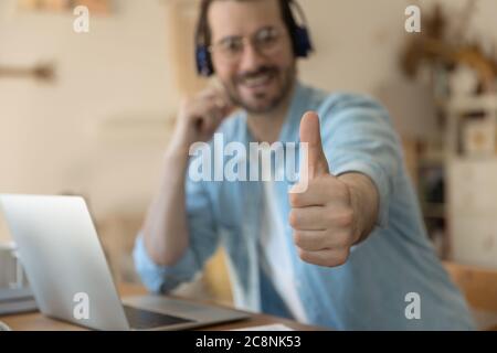 Gros plan sur la formation en ligne de recommandation de client masculin satisfait Banque D'Images