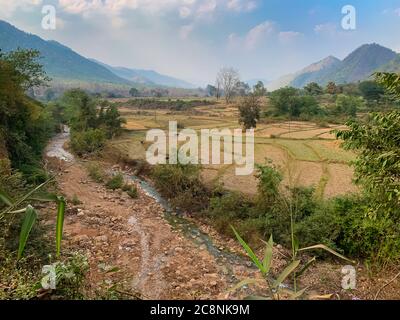 Paysage de la nature, champs verts, coulant, montagne de ruisseau et ciel de nuage fond, État de Shan, Myanmar Banque D'Images