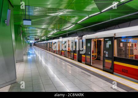 Varsovie, Pologne - 3 juin 2020 : nouvelle station de métro Ksiecia Janusza avec train à la plate-forme, sans personne Banque D'Images