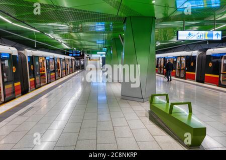 Varsovie, Pologne - 3 juin 2020 : nouvelle station de métro Ksiecia Janusza avec trains à la plate-forme, ligne 2, design intérieur contemporain Banque D'Images