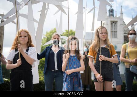 Les parents et les enfants créent une ferme éolienne sur la place du Parlement, avant de marcher jusqu'à Downing Street à Londres, alors qu'ils appellent à une reprise économique verte de Covid-19. Banque D'Images