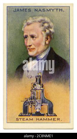 Une vieille carte à cigarettes (c. 1929) avec un portrait de James Hall Nasmyth (ou Naesmyth, Nasmith, ou Nesmyth 1808–1890) et une illustration de son marteau à vapeur. Nasmyth était un ingénieur, philosophe, artiste et inventeur écossais célèbre pour son développement du marteau à vapeur. Jusqu'à ce moment-là, les grands forgeage, comme les ancres des navires, devaient être faits par le en morceaux avec de petites pièces forgées séparément puis soudées ensemble. Nasmyth a ensuite appliqué le principe de son marteau à vapeur à une machine à pieu. Banque D'Images