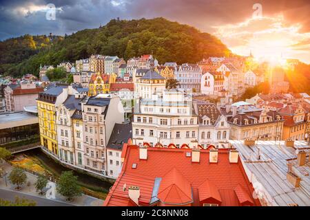 Karlovy Vary, République tchèque. Image aérienne de Karlovy Vary (Carlsbad), situé en Bohême occidentale au beau coucher du soleil. Banque D'Images