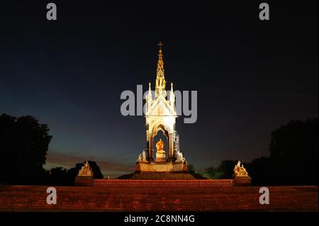 Le Albert Memorial de nuit à Kensington London, Angleterre, a été construit entre 1863 et 1876 pour commémorer la mort du véto de la reine Victoria Banque D'Images