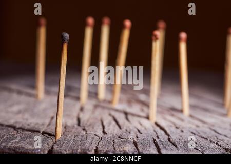 des allumettes en bois sont sur le cadre en bois. Photo de concept. Banque D'Images