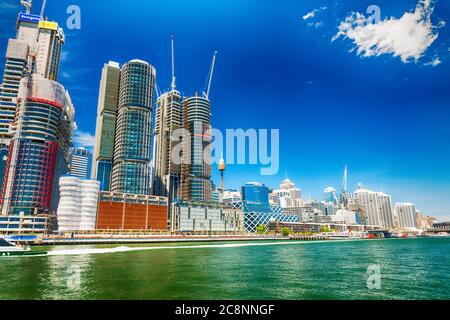 SYDNEY - 2015 OCTOBRE : bâtiments de Darling Harbour. Sydney attire 30 millions de personnes par an. Banque D'Images