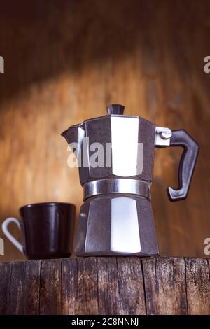 La cafetière geyser se trouve sur un cadre en bois Banque D'Images