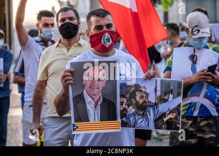 Barcelone, Espagne. 25 juillet 2020. Un partisan du mouvement populaire de RIF (Hirak) portant un masque est vu montrant des placards avec l'ancien ministre de la Generalitat de Catalogne Raül Romeva et le dirigeant et activiste de Rif Nasser Zefzafi pendant le rassemblement.sympathisants du mouvement populaire de RIF (Hirak) résidant en Catalogne rassemblé dans le Plaza Sant Jaume à Barcelone pour commémorer la proclamation de la première république de RIF et se souvenir de leurs prisonniers politiques. Crédit : SOPA Images Limited/Alamy Live News Banque D'Images