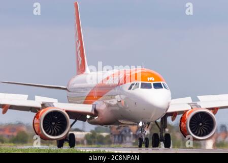 Aéroport de Londres Southend, Essex, Royaume-Uni. 26 juillet 2020. Le vol easyJet EZY7436 de Malaga, Costa del sol, est vu atterrir à l'aéroport Southend de Londres, la première arrivée à cet aéroport depuis l'Espagne depuis la période de quarantaine de 14 jours est arrivée en place pendant la nuit. Le pays de vacances populaire d'Espagne a été ciblé comme un risque d'avoir un taux élevé d'infection par le coronavirus COVID-19, ce qui a poussé le gouvernement britannique à annoncer la quarantaine pour les voyageurs arrivant et a mis en garde contre tout voyage non essentiel en Espagne Banque D'Images