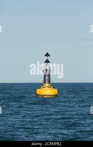 Une bouée cardinale nord au large de la côte sud du Devon. Devon Angleterre Royaume-Uni GB Banque D'Images