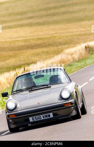 Les passionnés de voitures Porsche se rassemblent sur la côte sud du Royaume-Uni. Banque D'Images