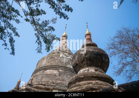 Vue sur les dômes de la pagode d'Atwin-zigon, Bagan, Myanmar, dôme en forme de cloche (Zedi), HTI doré, fond bleu ciel Banque D'Images