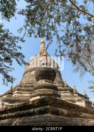 Vue sur les dômes de la pagode d'Atwin-zigon, Bagan, Myanmar, dôme en forme de cloche (Zedi), HTI doré, fond bleu ciel Banque D'Images