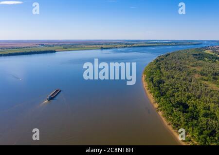 Une barge ou un navire de cargaison sèche va en amont de la Volga près d'Astrakhan. Photographie aérienne. Photo de haute qualité Banque D'Images