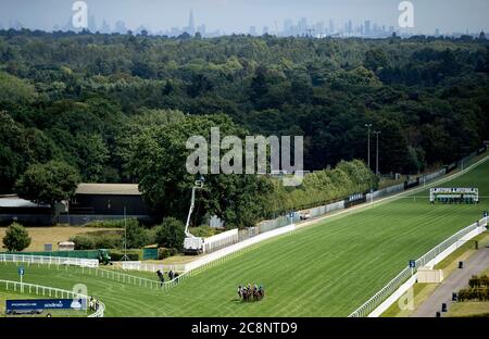 Une vue générale des coureurs et des cavaliers en action lorsqu'ils affrontent les betfred.com enjeux handicap de Fillies à l'hippodrome d'Ascot. Banque D'Images