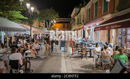Restaurants, bars et cafés dans le quartier historique de Nice - NICE, FRANCE - 12 JUILLET 2020 Banque D'Images