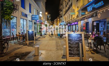 Restaurants, bars et cafés dans le quartier historique de Nice - NICE, FRANCE - 12 JUILLET 2020 Banque D'Images