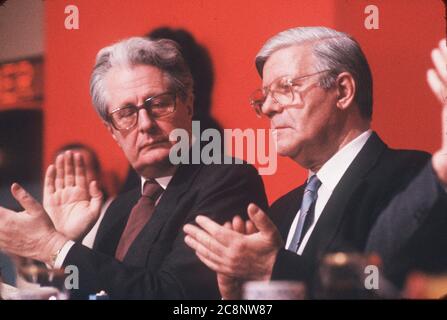 L'ancien président du SPD Hans-Jochen Vogel est mort. Il est mort à Munich à l'âge de 94 ans et est mort de la maladie de Parkinson. Photo d'archive: POLITIQUE: Helmut SCHMIDT (à droite), Allemagne, politicien, SPD, avec Hans Jochen VOGEL, politicien, SPD, portrait en demi-longueur, applaudissements, format de paysage | utilisation dans le monde entier Banque D'Images
