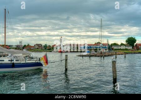 Navires et phare au port de Timmendorf sur l'île de Poel dans le Mecklembourg Banque D'Images