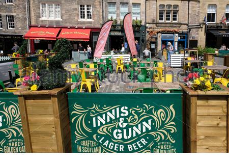 Edimbourg, Ecosse, Royaume-Uni. 26 juillet 2020. Normalement occupé avec les clients du déjeuner, même avec un temps équitable et un assouplissement des restrictions de verrouillage du coronavirus les cafés, pubs et restaurants Grassmarket luttent pour attirer les clients et les tables et le coin salon extérieurs restent vides. Crédit : Craig Brown/Alay Live News Banque D'Images