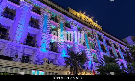 Hôtel le Royal à Nice - coloré illuminé la nuit- NICE, FRANCE - 12 JUILLET 2020 Banque D'Images