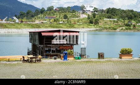 Kenyir, Malaisie - 22 juillet 2020 : la Péniche est ancrée dans le lac Kenyir. Malaisie attraction touristique à la fois pour local et international. Banque D'Images