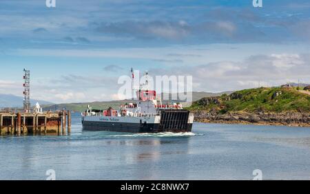 MALLAIG HARBOUR LOCHABER CÔTE OUEST ÉCOSSE LE TRAVERSIER CALÉDONIEN MACBRAYNE LOCH FYNE QUITTANT LE PORT Banque D'Images