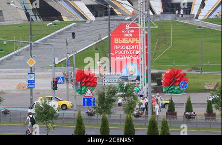 Minsk, juillet 26. 9 août 2020. Une affiche sur l'élection présidentielle est visible à Minsk, au Bélarus, le 26 juillet 2020. L'élection présidentielle en Biélorussie aura lieu le 9 août 2020. Le vote par anticipation aux élections aura lieu du 4 au 8 août. Credit: Henadz Zhinkov/Xinhua/Alamy Live News Banque D'Images