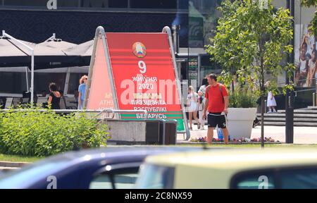 Minsk, juillet 26. 9 août 2020. Un homme passe devant une affiche sur l'élection présidentielle à Minsk, au Bélarus, le 26 juillet 2020. L'élection présidentielle en Biélorussie aura lieu le 9 août 2020. Le vote par anticipation aux élections aura lieu du 4 au 8 août. Credit: Henadz Zhinkov/Xinhua/Alamy Live News Banque D'Images