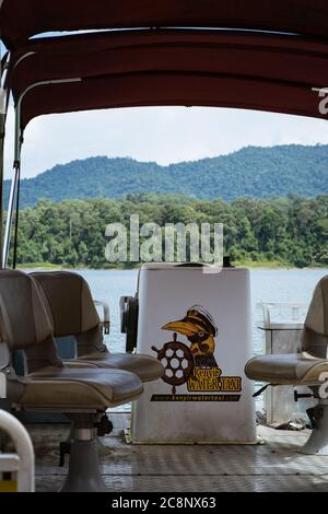 Kenyir, Malaisie - 22 juillet 2020 : intérieur de Kenyir Water taxi ancré surplombant le lac Kenyir, Terengganu. Banque D'Images