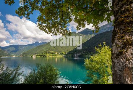 Lac de Ledro dans la vallée de Ledro, Trentin-Haut-Adige, nord de l'Italie, Europe. Ce lac est l'un des plus beaux du Trentin. Banque D'Images