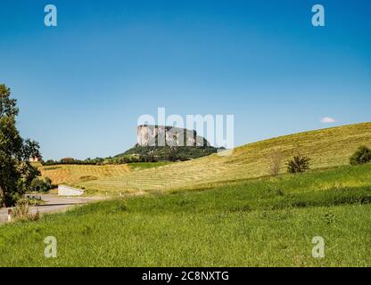 La Pietra di Bismantova (Pierre de Bismantova) vue du sol. Castelnovo ne' Monti, province de Reggio Emilia, Emilie Romagne, Italie. Banque D'Images