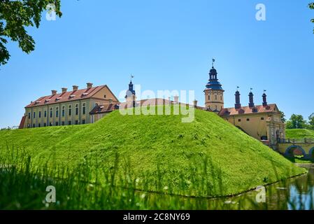 Château de Nesvizh en été avec ciel bleu. Site touristique en Biélorussie, monument culturel, ancienne forteresse Banque D'Images